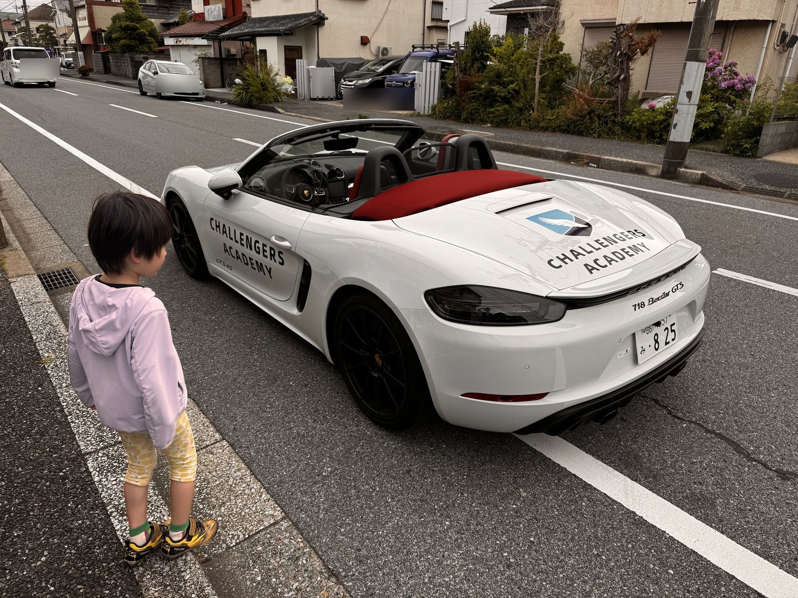 ECS号(718 Boxster GTS 4.0)と、それを見上げるチャレンジャー予備軍