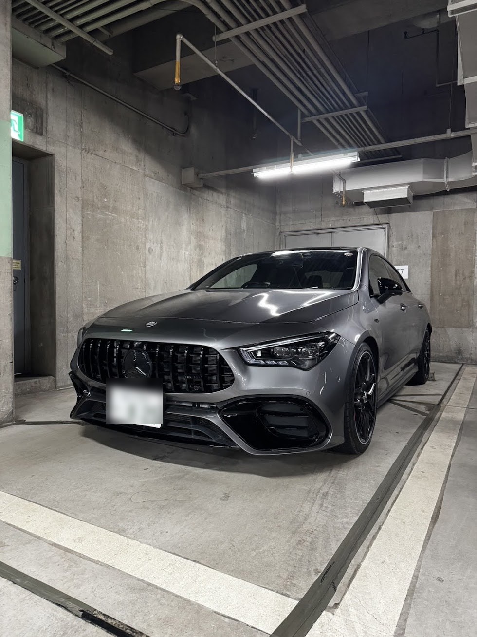 地下駐車場に停まるメルセデスAMG CLA45S
