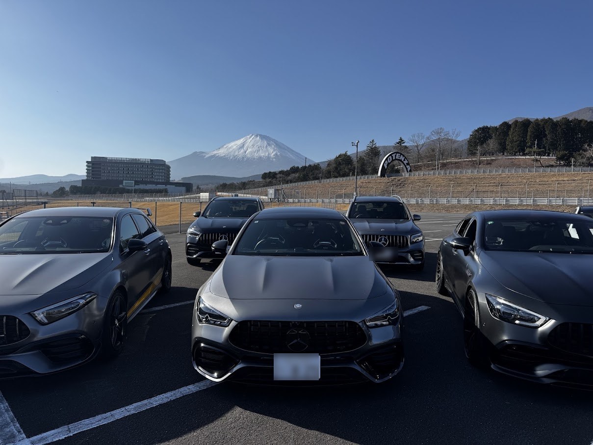 富士山を背景に並ぶAMGオーナーたちの車