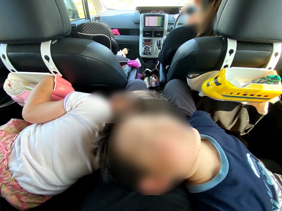 ミニバンの後席で眠る子どもたち