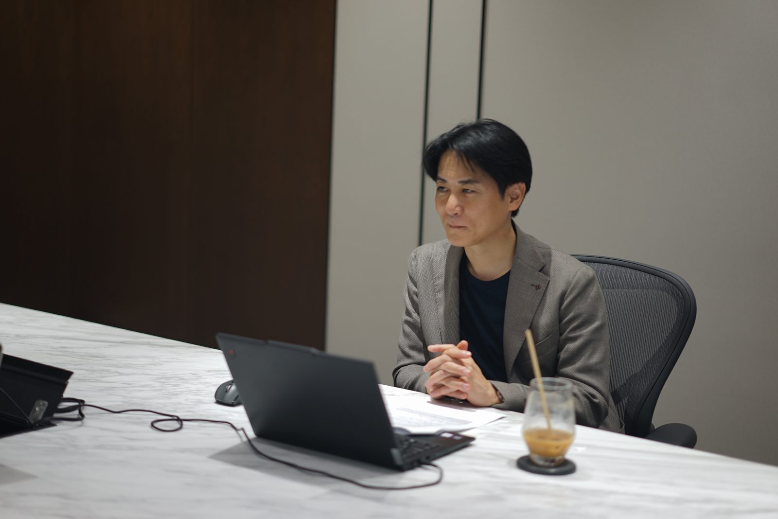 会議室で話す小庭淳さん