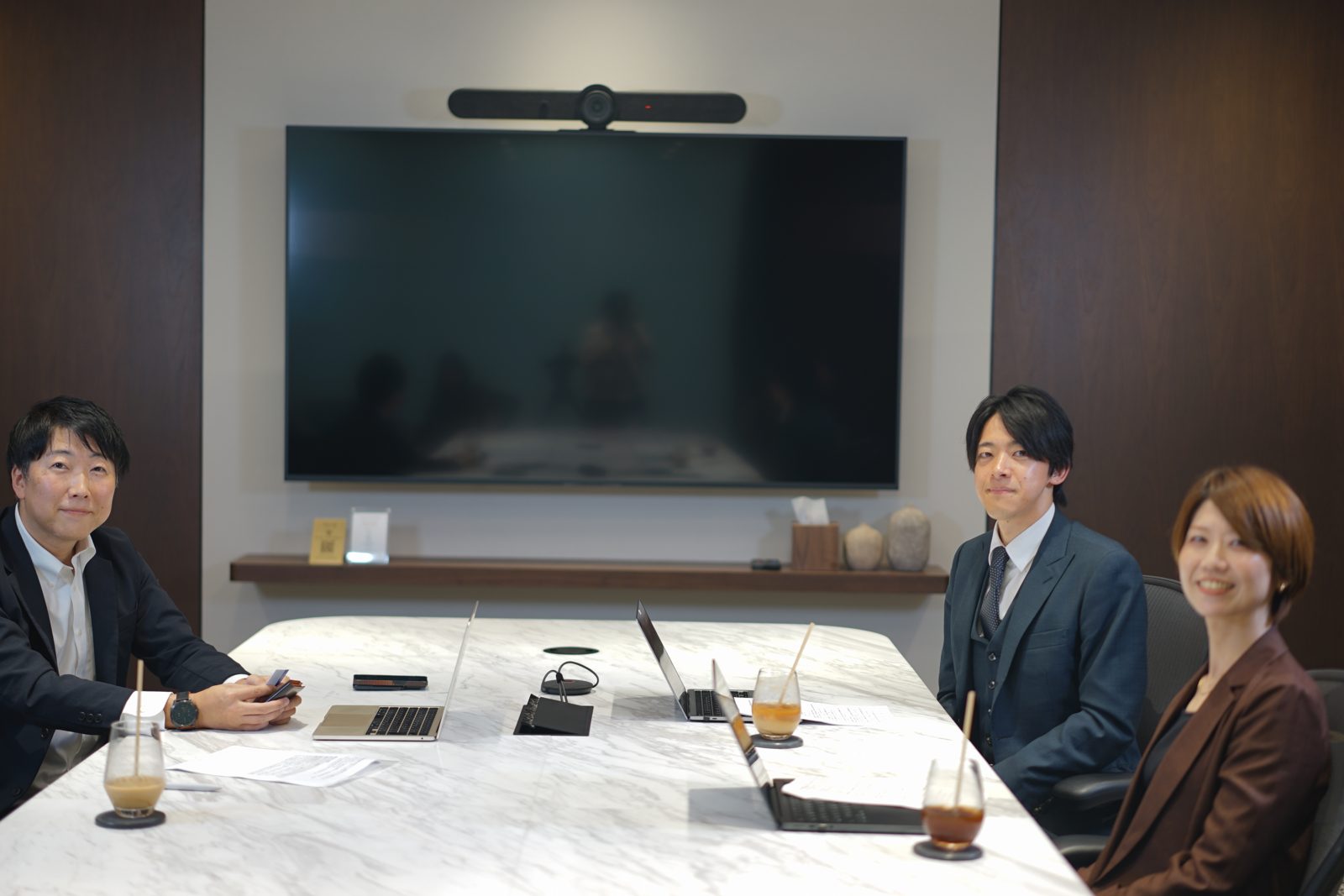 会議室のテーブルを囲む学長トミオ、竹中大智さん、清水沙希子さん
